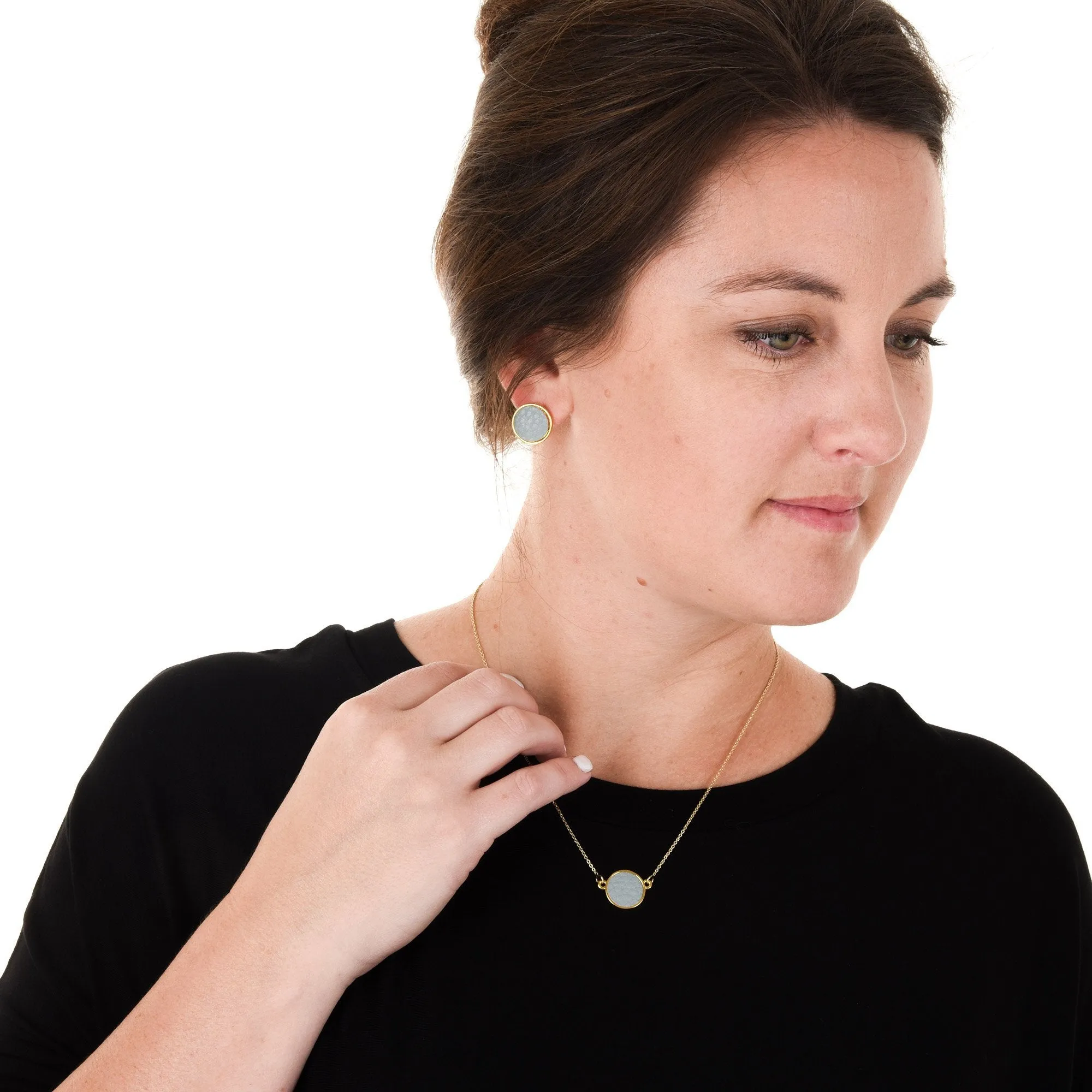 Pebble Grain Circle Necklace
